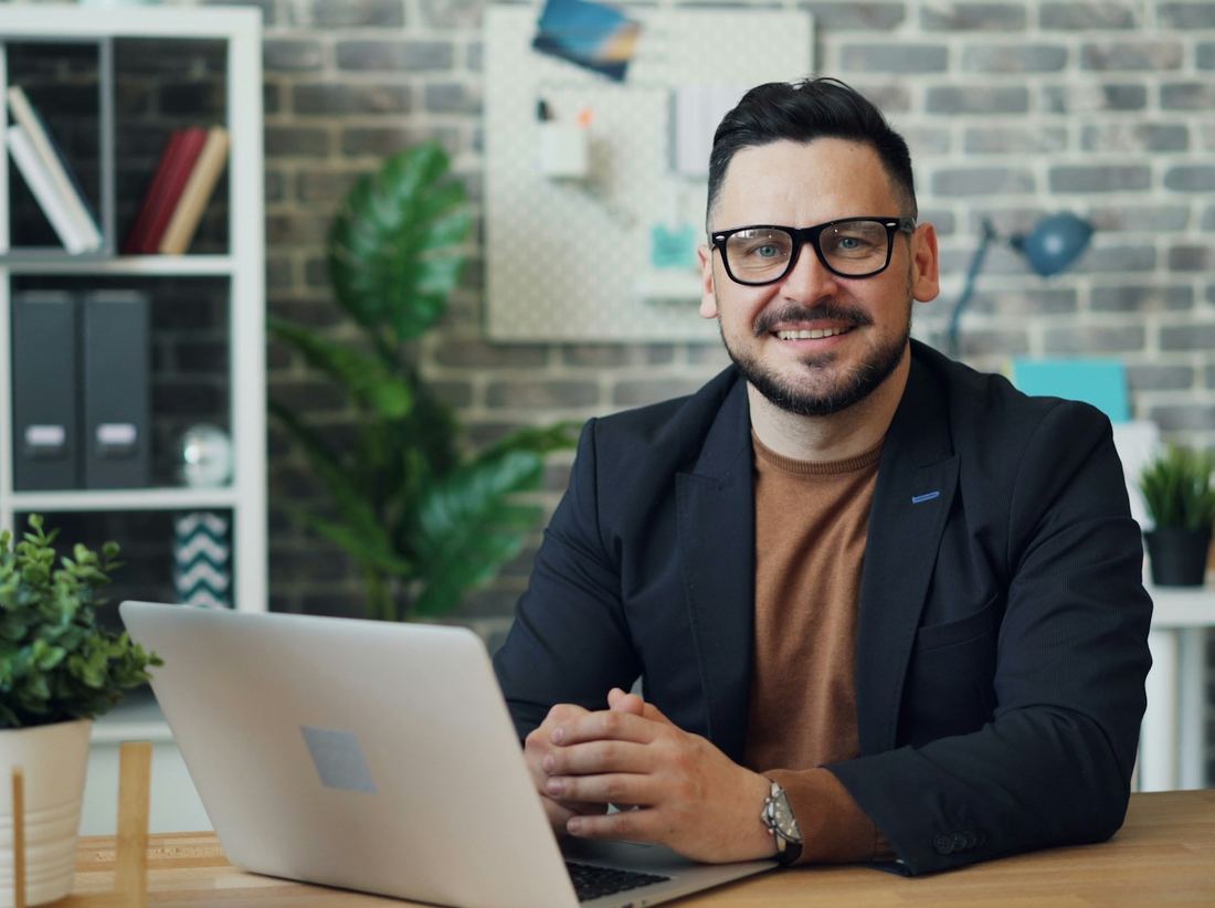 Propriétaire de PME souriant à son bureau